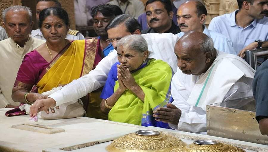 ಕಾರ್ತಿಕ ಮಾಸದ ಕಡೆಯ ಸೋಮವಾರ: ಗುಜರಾತಿನಲ್ಲಿ ಜ್ಯೋತಿರ್ಲಿಂಗನ ದರ್ಶನ ಪಡೆದ ಎಚ್. ಡಿ. ದೇವೇಗೌಡ