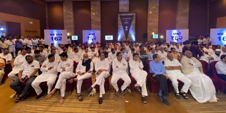 ಮುಂಬೈ ಹೋಟೆಲ್ ನಲ್ಲಿ ಸೇನಾ, ಕಾಂಗ್ರೆಸ್, ಎನ್ ಸಿಪಿ ಶಾಸಕರ ಪರೇಡ್, ನಾವು 162 ಎಂದು ಮಾಧ್ಯಮದ ಮುಂದೆ ಶಕ್ತಿ ಪ್ರದರ್ಶನ