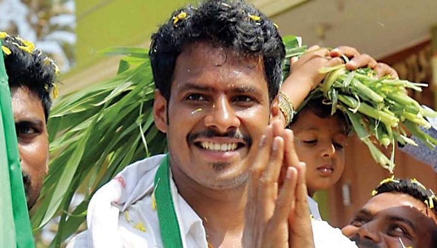 ತಂದೆ ಕುಮಾರಸ್ವಾಮಿ ಬೆನ್ನಿಗೆ ಚೂರಿ ಹಾಕಿದವರನ್ನು ಏನು ಮಾಡಬೇಕು: ನಿಖಿಲ್ ಕುಮಾರಸ್ವಾಮಿ