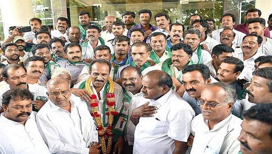 'ಜೆಡಿಎಸ್ನವರು ಕೋತಿಗಳು, ಇಂಥವರನ್ನು ಕಟ್ಟಿಕೊಂಡು ನಾವೆಲ್ಲಿ ಸಾಯೋಣ'