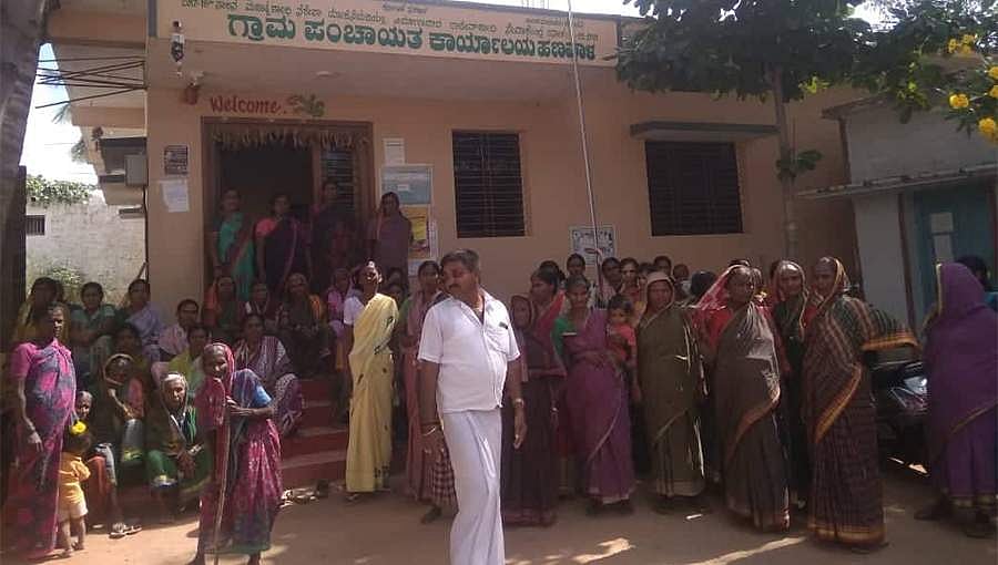 ಮಹಿಳೆಯರಿಂದ ಪಂಚಾಯಿತಿಗೆ ಮುತ್ತಿಗೆ: ಬೀಗ ಹಾಕಿ ಪ್ರತಿಭಟನೆ