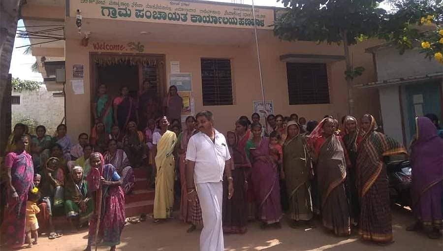 ಮಹಿಳೆಯರಿಂದ ಪಂಚಾಯಿತಿಗೆ ಮುತ್ತಿಗೆ: ಬೀಗ ಹಾಕಿ ಪ್ರತಿಭಟನೆ