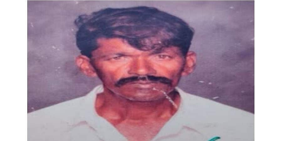 ಹುರುಳಿಗೆ ಸಿಗದ ಬೆಲೆ, ಕ್ರಿಮಿನಾಶಕ ಸೇವಿಸಿ ರೈತ ಆತ್ಮಹತ್ಯೆ: ಆಸ್ಪತ್ರೆ ಮುಂದೆ ರೈತ ಸಂಘದಿಂದ ಪ್ರತಿಭಟನೆ
