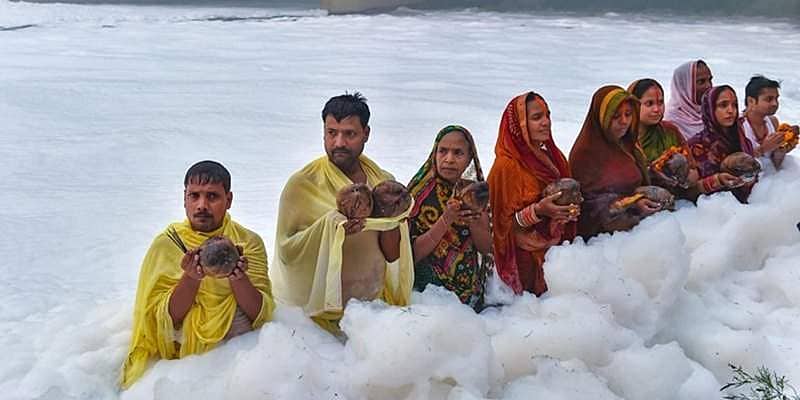 ಯಮುನಾ ನದಿಯ ಮಲಿನಗೊಂಡ ನೀರಿನಲ್ಲಿ ಚಾತ್ ಪೂಜೆ! 