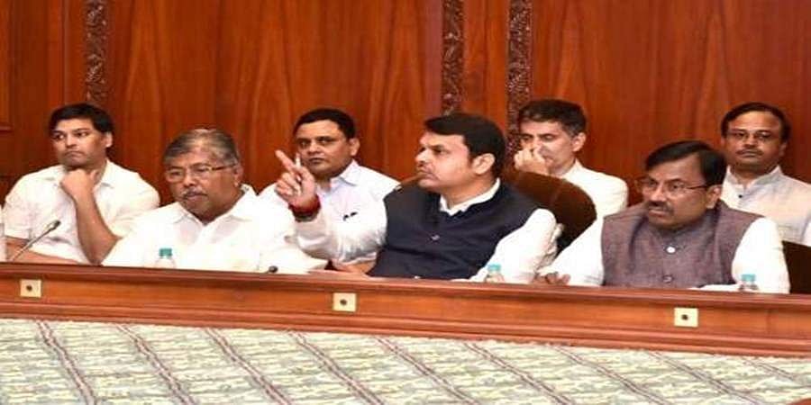 ದೇವೇಂದ್ರ ಫಡ್ನವೀಸ್ ಕರೆದ ಸಭೆಯಲ್ಲಿ ’ಸೇನಾ’ ಸಚಿವರು!