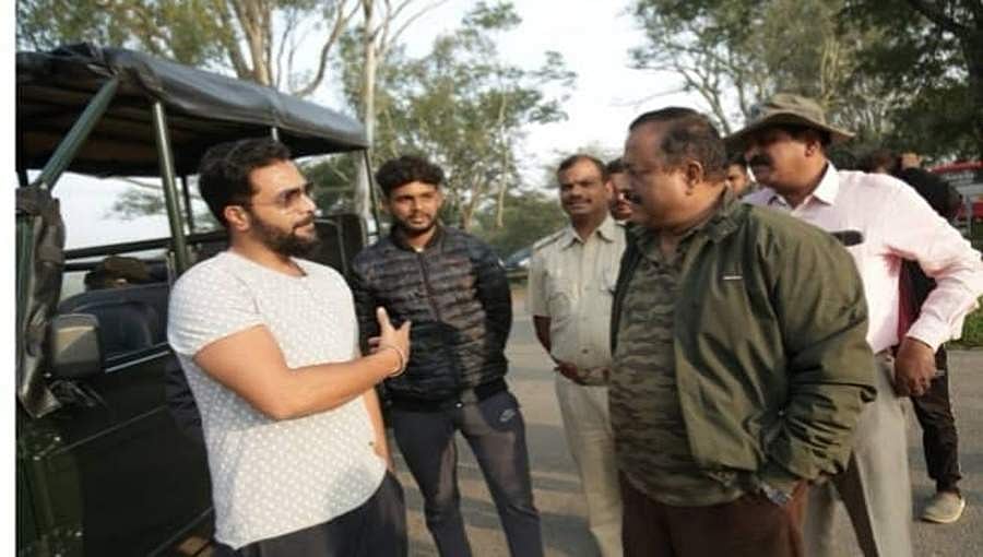 ಬಂಡೀಪುರ ಅರಣ್ಯ ಸಿಬ್ಬಂದಿ, ಮಾವುತರೊಂದಿಗೆ ಇಡೀ ದಿನ ಕಳೆದ ರೋರಿಂಗ್​ ಸ್ಟಾರ್​