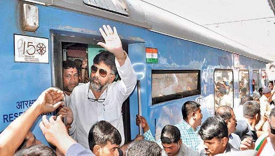 ಸಿದ್ದು ಅಡ್ಡಾದಲ್ಲಿ ಡಿಕೆಶಿ ಕಲರವ: ಕಾರ್ಯಕರ್ತರ ಸ್ವಾಗತ ನೋಡಿ ಅಚ್ಚರಿಗೊಂಡ 'ಕನಕಪುರ ಬಂಡೆ'