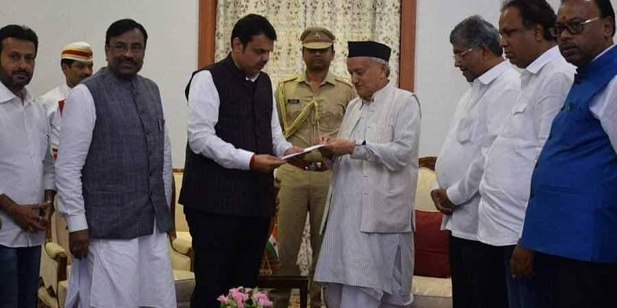 ಬಗೆಹರಿಯದ ಅಧಿಕಾರ ಹಂಚಿಕೆ ಬಿಕ್ಕಟ್ಟು: ಮಹಾ ಸಿಎಂ ಸ್ಥಾನಕ್ಕೆ ದೇವೇಂದ್ರ ಫಡ್ನವಿಸ್ ರಾಜೀನಾಮೆ