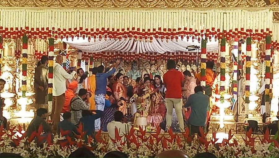 ಹೊಸಪೇಟೆ: ಅನರ್ಹ ಶಾಸಕ ಆನಂದ್ ಸಿಂಗ್ ಪುತ್ರನ ಅದ್ದೂರಿ ವಿವಾಹ