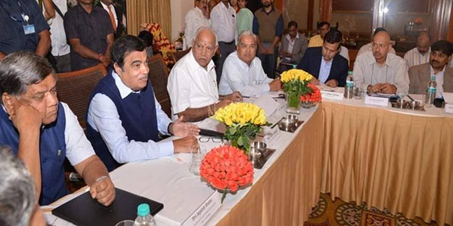 ಬೆಂಗಳೂರಿನಲ್ಲಿ ಪ್ರಗತಿ ಪರಿಶೀಲನಾ ಸಭೆ ನಡೆಸಿದ ಗಡ್ಕರಿ: ಕಾಮಗಾರಿ ತ್ವರಿತಗೊಳಿಸಲು ಸೂಚನೆ