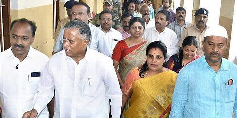 ಒಬ್ಬನೇ ಫಲಾನುಭವಿಗೆ 4-5 ಮನೆ, ದೋಸ್ತಿ ಸರ್ಕಾರದಲ್ಲಿ ವಸತಿ ಯೋಜನೆ ಅಕ್ರಮ: ವಿ ಸೋಮಣ್ಣ ಆರೋಪ