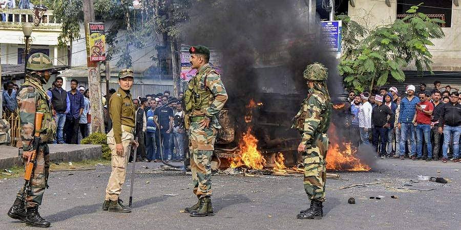 ಪೌರತ್ವ ಮಸೂದೆ: ಅಸ್ಸಾಂ ನಲ್ಲಿ ಗುಂಡೇಟಿಗೆ ಇಬ್ಬರ ಸಾವು: ತ್ರಿಪುರಾ,ಮೇಘಾಲಯಗಳಲ್ಲಿ ಮೊಬೈಲ್ ಇಂಟರ್ ನೆಟ್ ಸ್ಥಗಿತ!