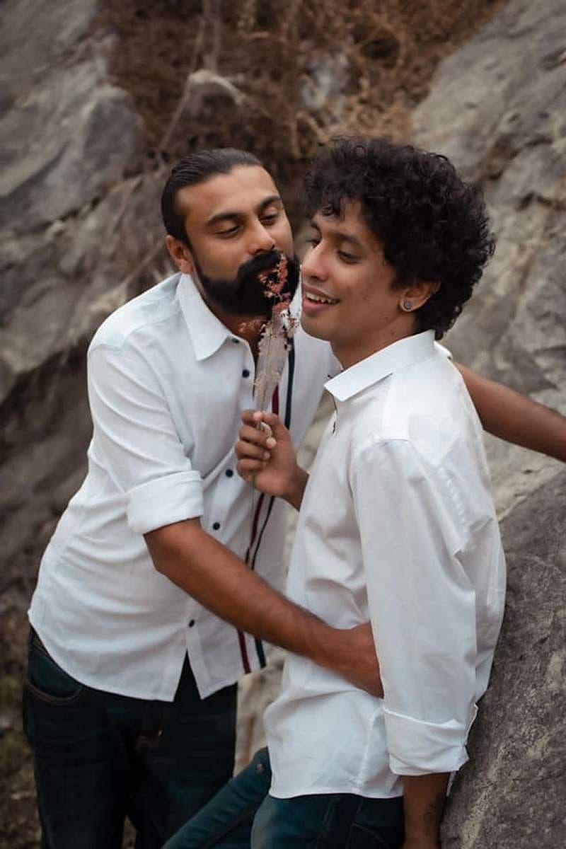 ಕೇರಳದ ಪುರುಷ ಸಲಿಂಗಿಗಳಾದ ಅಬ್ದುಲ್ ರೆಹಿಮ್ ಮತ್ತು ನೆವಿದ್ ಆಂಟೋನಿ ಚುಲ್ಲಿಕಾಲ್ ಪ್ರಿ-ವೆಡ್ಡಿಂಗ್ ಫೋಟೋ ಶೂಟ್ ಮಾಡಿಸಿಕೊಂಡಿರುವ ಸಲಿಂಗಿಗಳು.