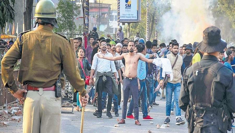 ಪೌರತ್ವ ತಿದ್ದುಪಡಿ ಮಸೂದೆ: ಪ್ರತಿಭಟನೆ, ಹಿಂಸಾಚಾರದಿಂದ ಅವ್ಯವಸ್ಥೆಯಾಗಿರುವ ಅಸ್ಸಾಂ