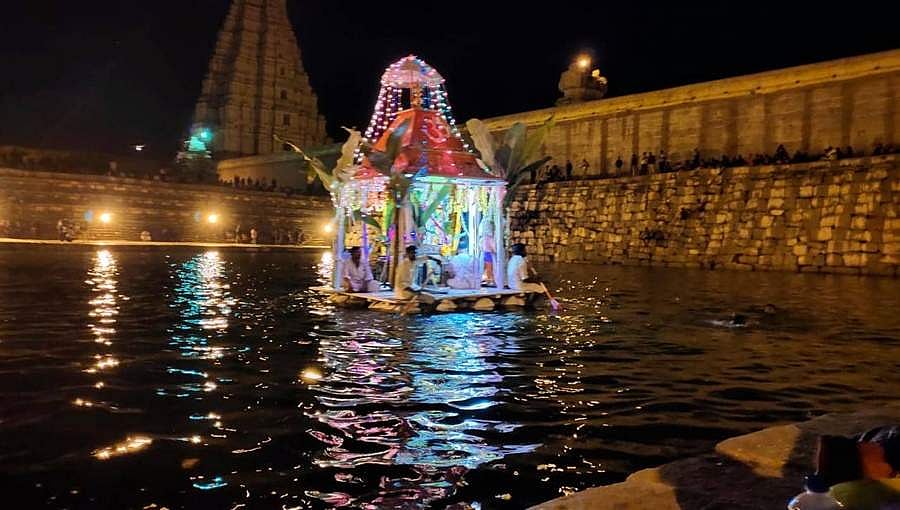 ಹಂಪಿಯಲ್ಲಿ ಅದ್ದೂರಿಯಾಗಿ ಜರುಗಿದ ಶಿವ ಪಾರ್ವತಿಯರ ತೆಪ್ಪೋತ್ಸವ 