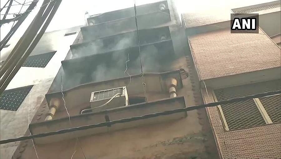 ದೆಹಲಿಯ ಶಾಲಿಮಾರ್ ಬಾಗ್‌ನಲ್ಲಿ ಅಗ್ನಿ ಅವಘಡ: ಮೂವರು ಸಜೀವ ದಹನ