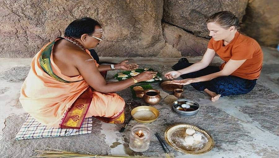 ಹೊಸಪೇಟೆ: ಭಾರತೀಯ ಸಂಸ್ಕೃತಿಯಲ್ಲಿ ಗೌರವ, ಪಿಂಡ ಪ್ರಧಾನ ಮಾಡಿದ ದಕ್ಷಿಣ ಆಫ್ರಿಕಾ ಮಹಿಳೆ