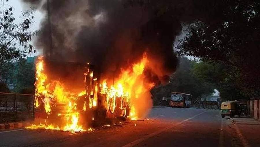 ಪೌರತ್ವ ಕಾಯ್ದೆಗೆ ವಿರೋಧ: ಇಸ್ಲಾಮಿಯಾ ವಿದ್ಯಾರ್ಥಿಗಳ ಪ್ರತಿಭಟನೆ, ಹೊತ್ತಿ ಹುರಿದ ದೆಹಲಿ, ಬಸ್‌ಗಳಿಗೆ ಬೆಂಕಿ, 60 ಗಾಯ