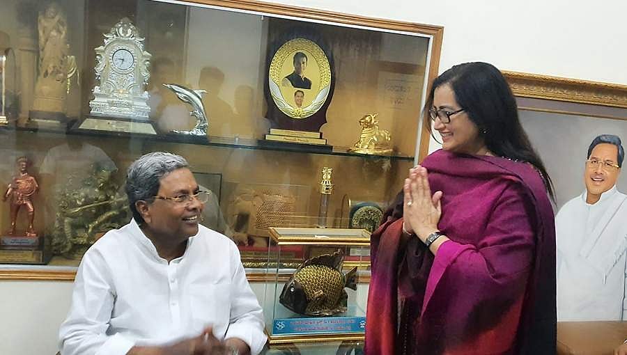 ಮಾಜಿ ಸಿಎಂ ಸಿದ್ದರಾಮಯ್ಯ ಭೇಟಿ ಮಾಡಿ ಆರೋಗ್ಯ ವಿಚಾರಿಸಿದ ಸಂಸದೆ ಸುಮಲತಾ