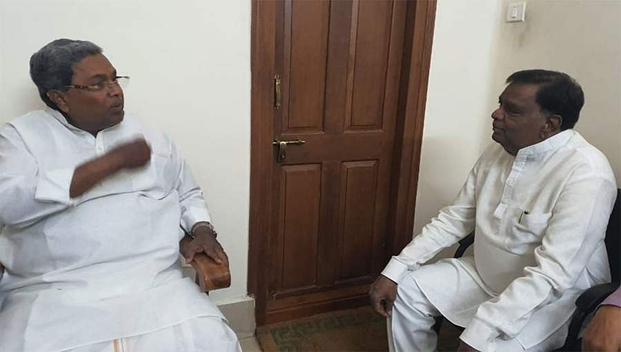 ಮುನಿಸು ಮರೆತು ಸಿದ್ದರಾಮಯ್ಯ ಆರೋಗ್ಯ ವಿಚಾರಿಸಿದ ಬಿಜೆಪಿ ಸಂಸದ ವಿ. ಶ್ರೀನಿವಾಸ ಪ್ರಸಾದ್