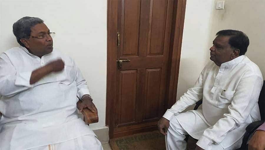 ಮುನಿಸು ಮರೆತು ಸಿದ್ದರಾಮಯ್ಯ ಆರೋಗ್ಯ ವಿಚಾರಿಸಿದ ಬಿಜೆಪಿ ಸಂಸದ ವಿ. ಶ್ರೀನಿವಾಸ ಪ್ರಸಾದ್