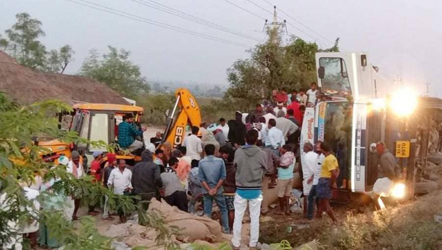 ರಾಯಚೂರು: ಲಾರಿ ಪಲ್ಟಿ, ಇಬ್ಬರು ಸಾವು