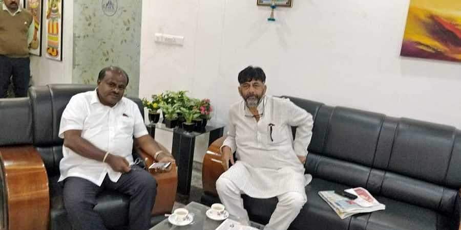 ಹುಬ್ಬಳ್ಳಿ ವಿಮಾನ ನಿಲ್ದಾಣದಲ್ಲಿ ಎಚ್ ಡಿಕೆ, ಡಿಕೆಶಿ ಭೇಟಿ, ಮರು ಮೈತ್ರಿ ವದಂತಿಗೆ ಪುಷ್ಠಿ