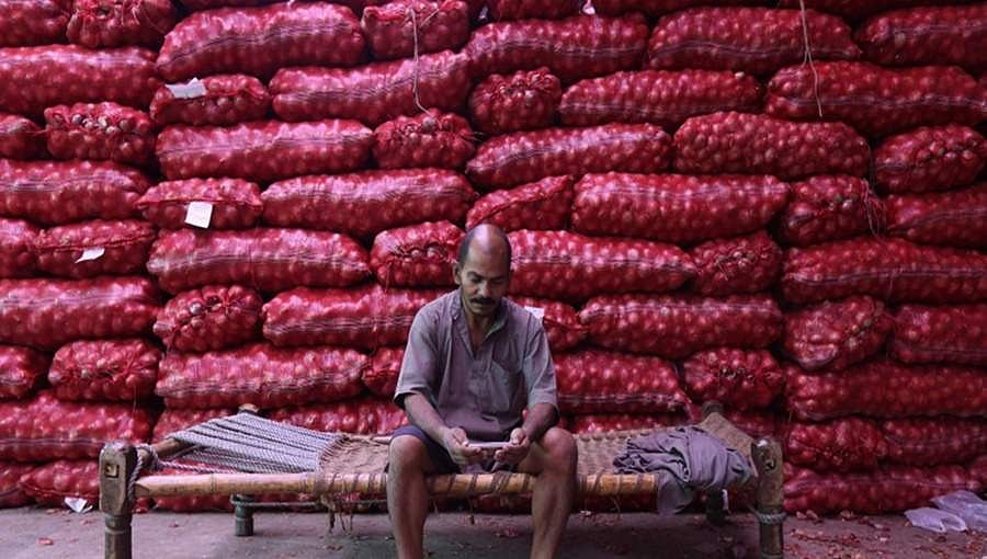 ಗಗನಕ್ಕೇರಿದ ಬೆಲೆ: ಈರುಳ್ಳಿಯತ್ತ ಮುಖ ಮಾಡಿದ ಕದೀಮರು, ಸಂಕಷ್ಟದಲ್ಲಿ ರೈತರು