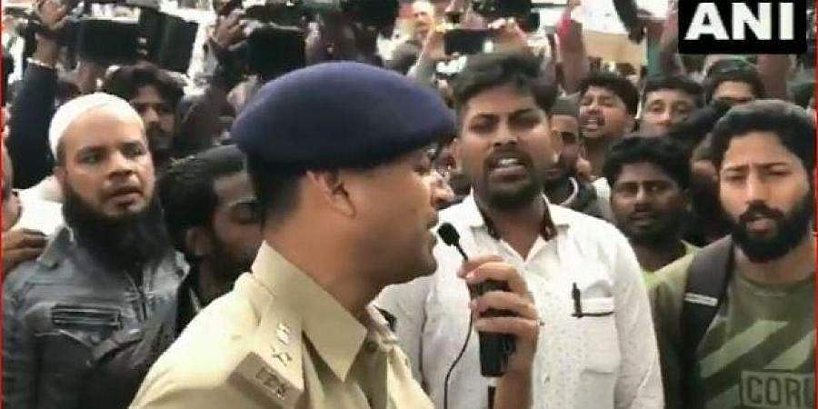 ಬೆಂಗಳೂರು: ಏಕಾಂಗಿಯಾಗಿ ಪ್ರತಿಭಟಿಸುತ್ತಿದ್ದ ವ್ಯಕ್ತಿ ಪೊಲೀಸ್ ವಶಕ್ಕೆ, ಮುಂದುವರೆದ ಬಿಗಿ ಭದ್ರತೆ