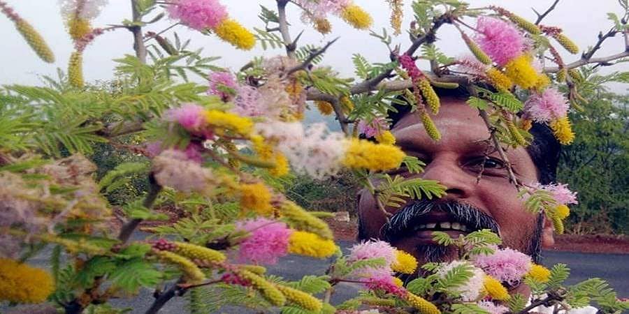 ಬಾಗಲಕೋಟೆ: ಗಮನ ಸೆಳೆಯುತ್ತಿರುವ ಅಪರೂಪದ, ವಧುವರ ಹೂಗಳು