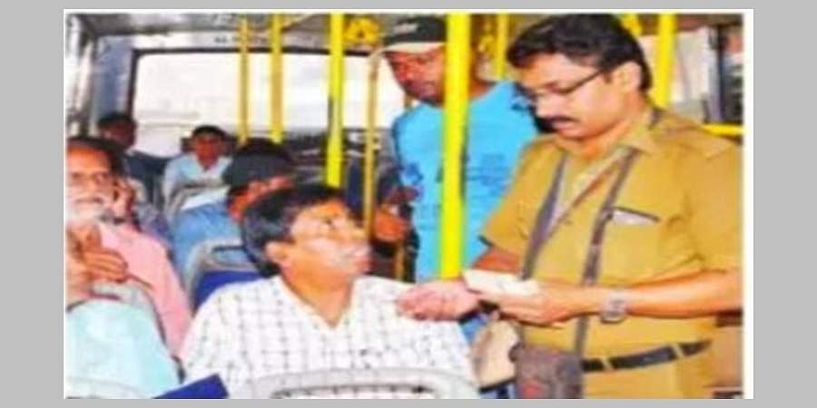 ಕನ್ನಡ ಅಭಿಮಾನಿ ಬಸ್ ನಿರ್ವಾಹಕ: 13 ವರ್ಷಗಳ ಸೇವೆಯಲ್ಲಿ ಕನ್ನಡ ಬಿಟ್ಟು ಬೇರೆ ಭಾಷೆ ಮಾತಾಡಿಲ್ಲ!