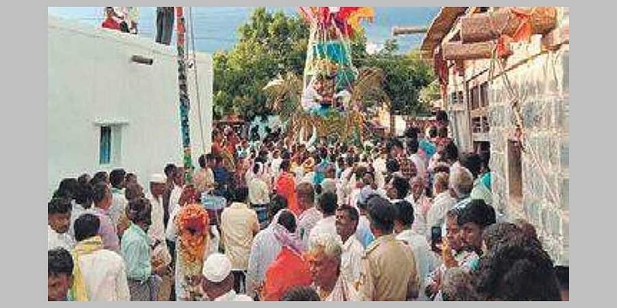 ಗದಗ: ಈ ಮಠದ ಜಾತ್ರೆಯಲ್ಲಿ ಕನ್ನಡ ಧ್ವಜಕ್ಕೇ ಅಗ್ರ ಪೂಜೆ!
