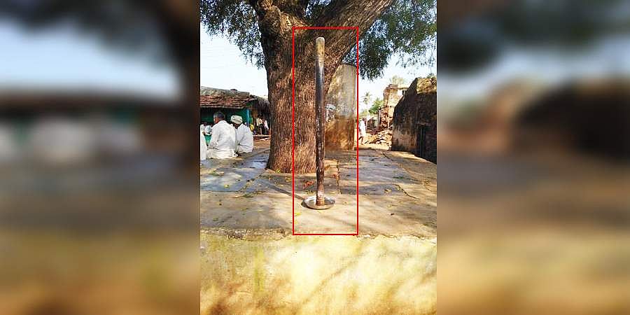 ಹೊಸಪೇಟೆ: ಸೂರ್ಯ ಗ್ರಹಣದ ಹಿನ್ನೆಲೆ ಯಾವುದೇ ಆಸರೆ ಇಲ್ಲದೆ ಒನಕೆ ನಿಲ್ಲಿಸಿದ ಗ್ರಾಮಸ್ಥರು