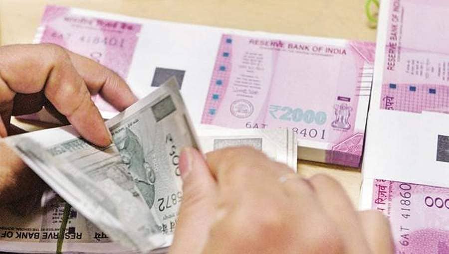 ಬ್ಯಾಂಕ್ ಕ್ಯಾಷಿಯರ್ ಚಿತ್ತ ಬೇರೆಡೆ ಸೆಳೆದು 5 ಲಕ್ಷ ನಗದು ದೋಚಿ ಪರಾರಿಯಾದ ಖದೀಮರ ತಂಡ