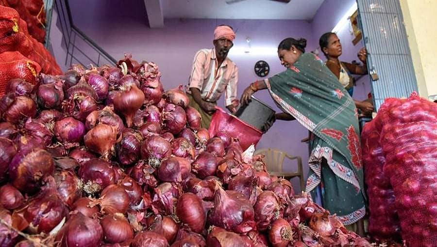 ಈರುಳ್ಳಿ ಬೆಲೆ ಗಗನಮುಖಿ: ಕೆ.ಜಿ.ಗೆ 150 ರೂ. ಆಮದು ಪ್ರಗತಿಯಲ್ಲಿ