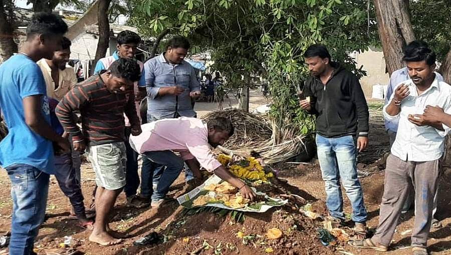 ಬೆಳಗಾವಿ: ಮೂಢನಂಬಿಕೆಗೆ ಸೆಡ್ಡು, ಸಮಾಧಿ ಮೇಲಿದ್ದ ತಿಂಡಿಗಳನ್ನು ತಿಂದ ಯುವಕರು!