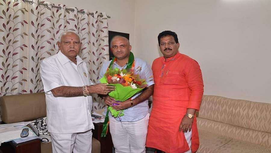 ಬೈಎಲೆಕ್ಷನ್ ಗೆ ಮುನ್ನ ಆಪರೇಷನ್:ಕೈ ಬಿಟ್ಟು ಕಮಲ ಹಿಡಿದ ಬಿಬಿಎಂಪಿ ಸದಸ್ಯ ಆರ್ ವಸಂತಕುಮಾರ್