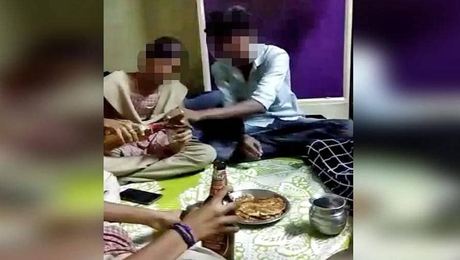 ವಿಡಿಯೋ ವೈರಲ್ ಸಂಕಟ: ಎಣ್ಣೆ ಪಾರ್ಟಿ ಮಾಡಿದ 4 ವಿದ್ಯಾರ್ಥಿನಿಯರಿಗೆ ಕಾಲೇಜಿನಿಂದ ಗೇಟ್ ಪಾಸ್!