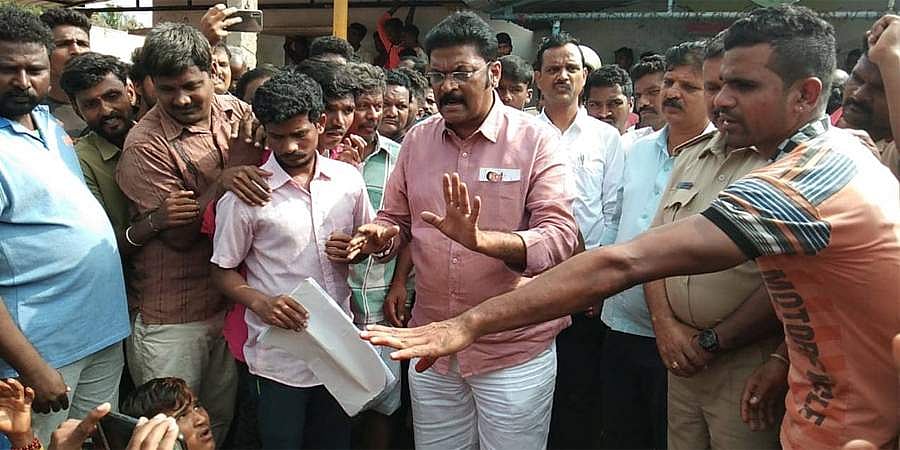 ಹೊಸಪೇಟೆ: ಅನರ್ಹ ಶಾಸಕ ಆನಂದ್ ಸಿಂಗ್ ರಿಂದ ನೀತಿ ಸಂಹಿತೆ ಉಲ್ಲಂಘನೆ?