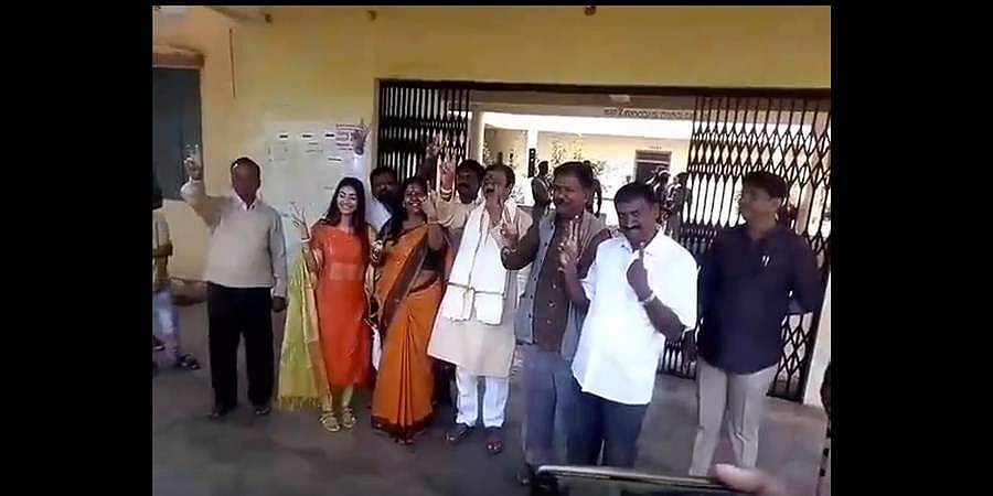 ಕೆಆರ್ ಪೇಟೆಯಲ್ಲಿ ಬಿರುಸಿನ ಮತದಾನ: ಕೈ ಅಭ್ಯರ್ಥಿ ಪತ್ನಿಯನ್ನು ವಾಪಸ್ ಕಳುಹಿಸಿದ ಅಧಿಕಾರಿಗಳು!