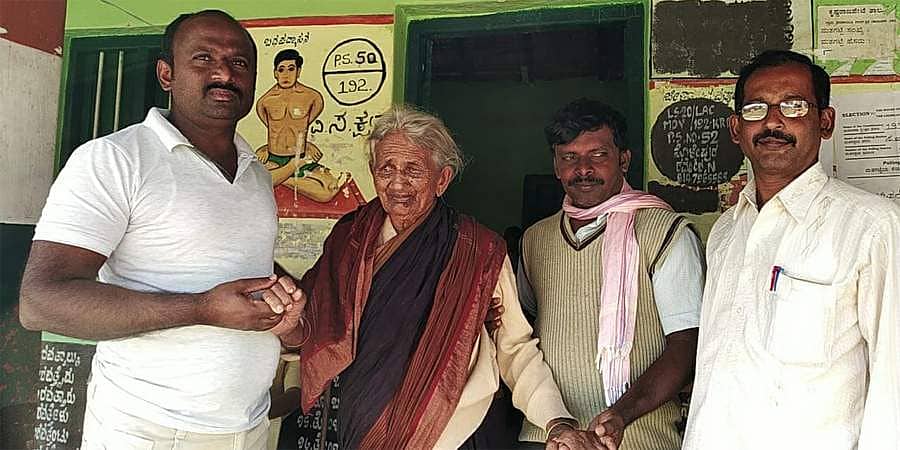 ಉಪ ಚುನಾವಣೆ ಸುದ್ದಿ ಸ್ವಾರಸ್ಯ: 106 ವರ್ಷದ ಅಜ್ಜಿಯಿಂದ ಮತದಾನ