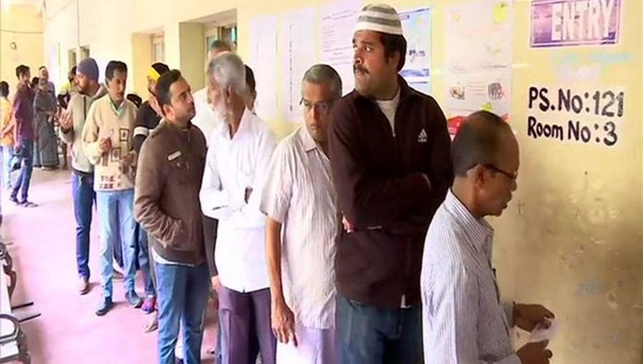 ಉಪಚುನಾವಣೆ ಕದನ: ಮತದಾನ ಆರಂಭ, ಬಿಜೆಪಿಗೆ ಮಾಡು ಇಲ್ಲವೇ ಮಡಿ ಸಮರ 