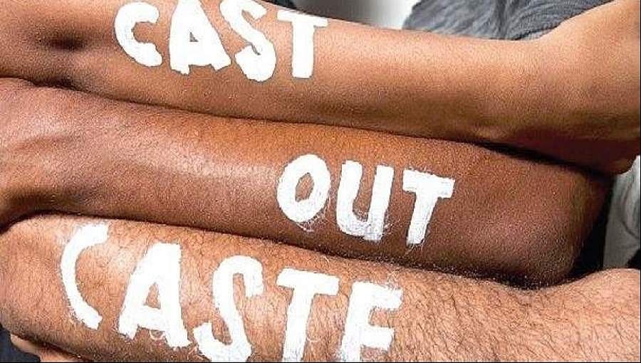 ದೇವರ ಮುಂದೆಯೇ ತಾರತಮ್ಯ: ಕೆಳಜಾತಿಯ ಪೊಲೀಸ್ ಕಾನ್ಸ್ಟೇಬಲ್ ಗಳನ್ನು ಹೊರಕ್ಕೆ ಕಳುಹಿಸಿದ ಆಡಳಿತ ವರ್ಗ