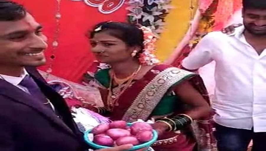 ಗಗನಕ್ಕೇರಿದ ಬೆಲೆ:ಬಾಗಲಕೋಟೆಯಲ್ಲಿ ವಧುವರರ ಕೈಗೆ ದುಬಾರಿ ಈರುಳ್ಳಿ ಗಿಫ್ಟ್!