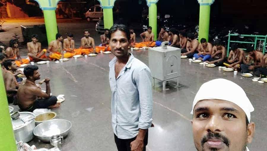 ಹಿಂದೂಗಳಿಗೆ ಪ್ರಸಾದ ವಿತರಣೆ: ಭಾವೈಕ್ಯತೆ ಮೆರೆದ ಮುಸ್ಲಿಮರು