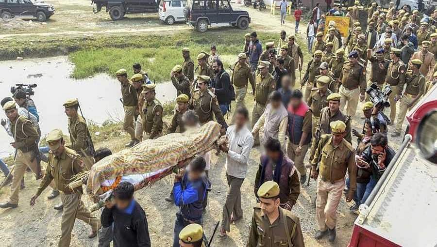 ಉನ್ನಾವೋ ಪ್ರಕರಣ: ಅಜ್ಜಿ ಸಮಾಧಿಯ ಪಕ್ಕ ಸಮಾಧಿಯಾದ ಸಂತ್ರಸ್ಥೆ, ಕುಟುಂಬದಿಂದ ಅಂತಿಮ ವಿಧಿವಿಧಾನ ಪೂರ್ಣ