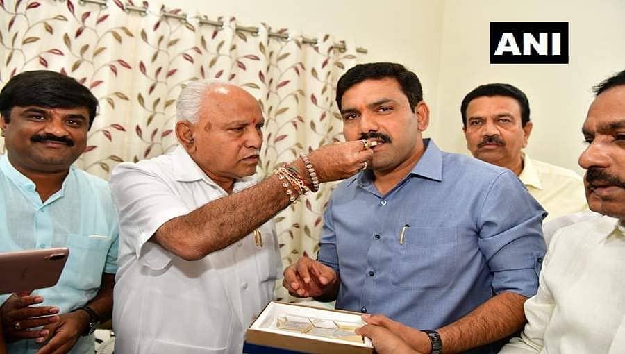 ಮಂಡ್ಯ ಜಿಲ್ಲೆಯಲ್ಲಿ ಖಾತೆ ತೆರೆದ ಬಿಜೆಪಿ: ಮಗನಿಗೆ ಸಿಹಿ ತಿನ್ನಿಸಿ ಸಂಭ್ರಮಿಸಿದ ಮುಖ್ಯಮಂತ್ರಿ ಬಿಎಸ್ ವೈ!