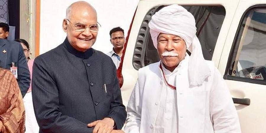 ಶಿಷ್ಟಾಚಾರ ಮರೆತು 12 ವರ್ಷಗಳ ನಂತರ ಸ್ನೇಹಿತನನ್ನು ಭೇಟಿ ಮಾಡಿದ ರಾಷ್ಟ್ರಪತಿ ಕೋವಿಂದ್