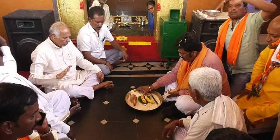 ಉಪ ಚುನಾವಣೆಯಲ್ಲಿ ಜಯಬೇರಿ: 7 ದೇವಸ್ಥಾನಗಳಿಗೆ ತಲಾ 9 ಕೆಜಿ ಬೆಳ್ಳಿ ಅರ್ಪಿಸಿದ ಆನಂದ್ ಸಿಂಗ್
