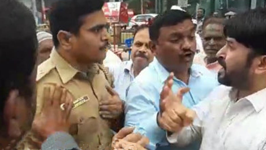 ವಿಡಿಯೋ ವೈರಲ್: ಪೊಲೀಸರಿಗೆ ಆವಾಜ್ ಹಾಕುತ್ತಿದ್ದ ಪುಂಡನಿಗೆ ಡಿಚ್ಚಿ ಹೊಡೆದ ಪಿಎಸ್ಐ!